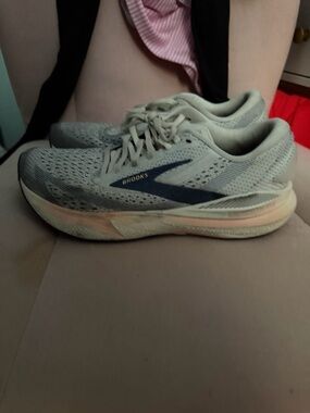 Brooks Women's Running Shoes - Light Gray with Navy and Pale Peach Accent